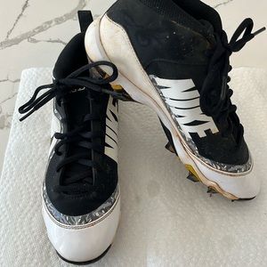 Nike Trout Baseball cleats.  Black.  Molded plastic cleats.  Size 5.5